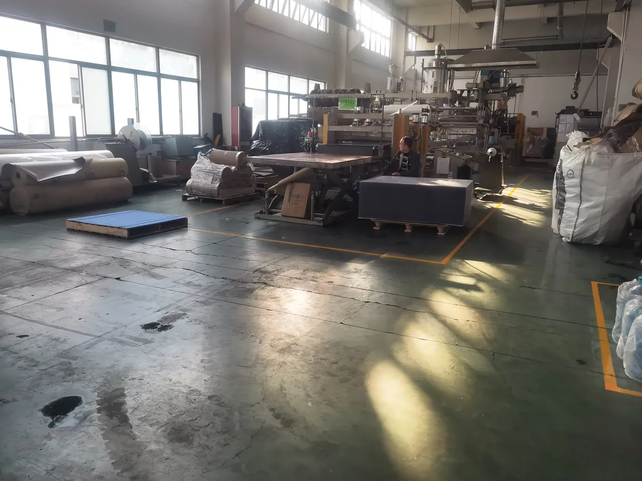 Polycarbonate sheet manufacturing workshop